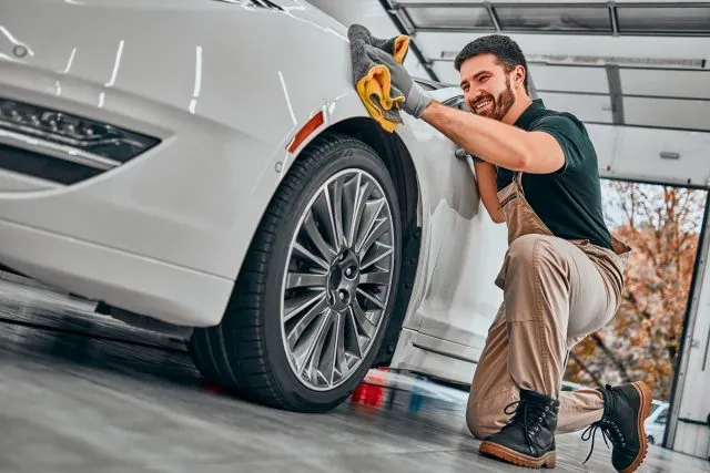 Jak osuszyć auto po myciu? Porady i sprawdzone produkty